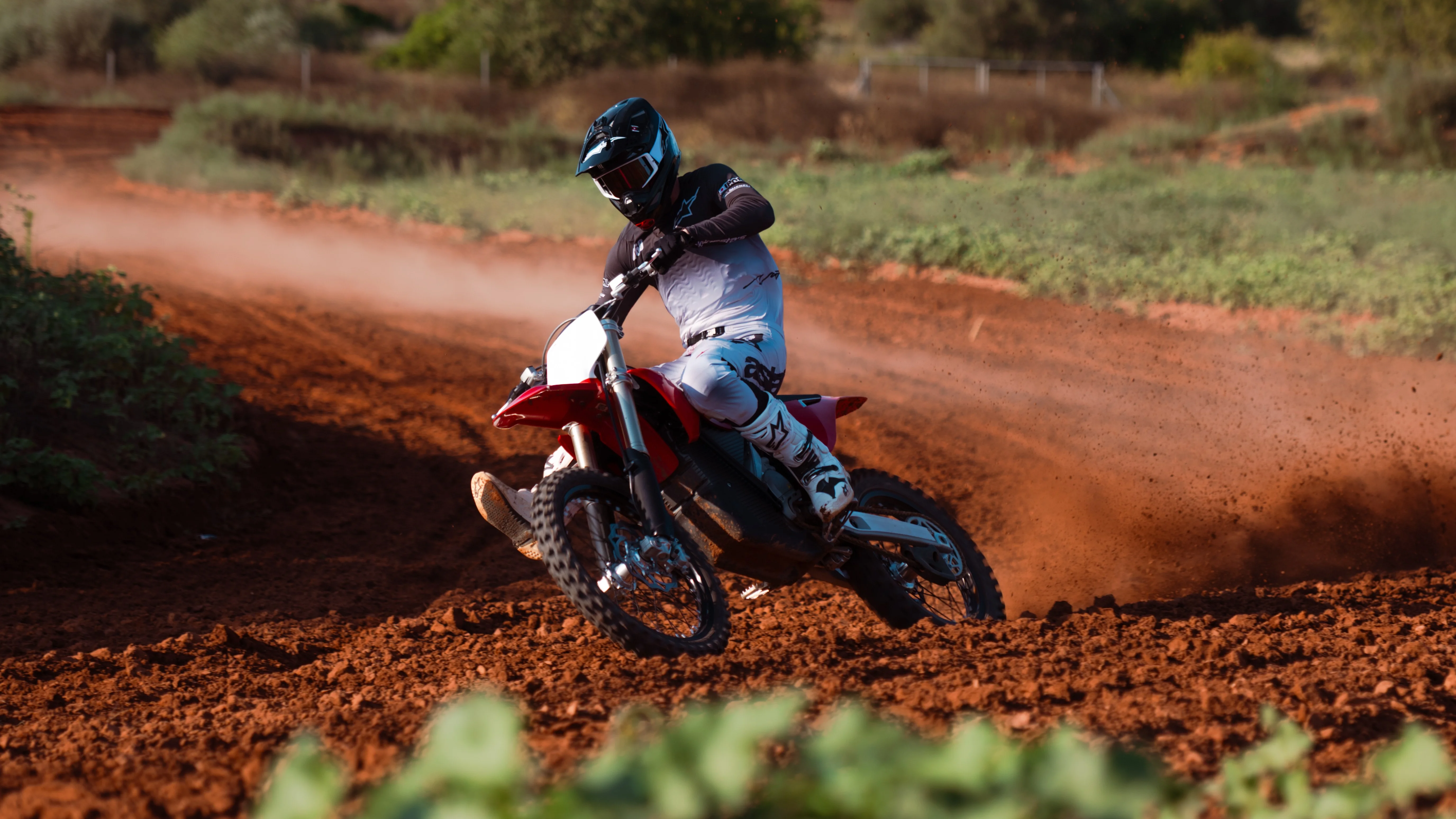 Stark VARG MX 1.2 électrique en saut sur une piste de motocross.