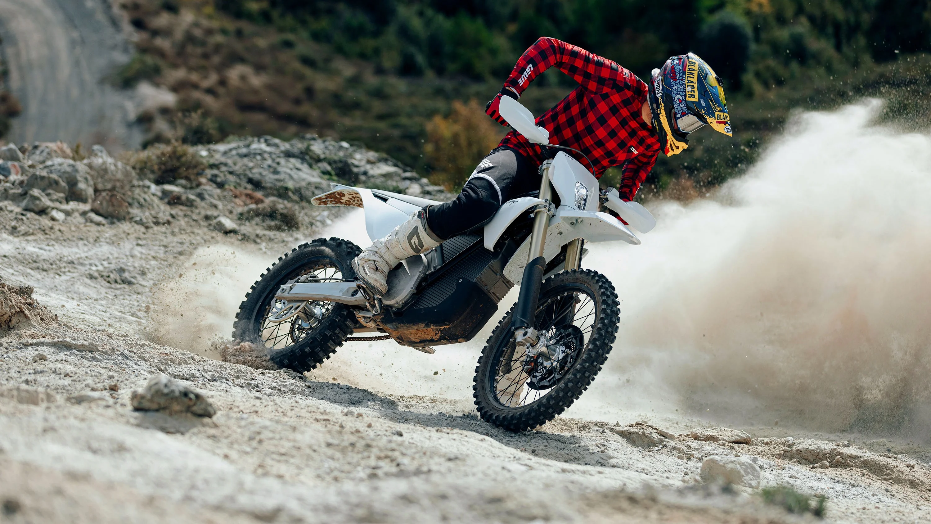 Stark VARG EX électrique en enduro sur un sentier rocailleux.