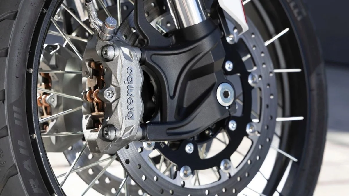 Étrier Brembo monobloc et roue à rayons de la X-Cape 1200