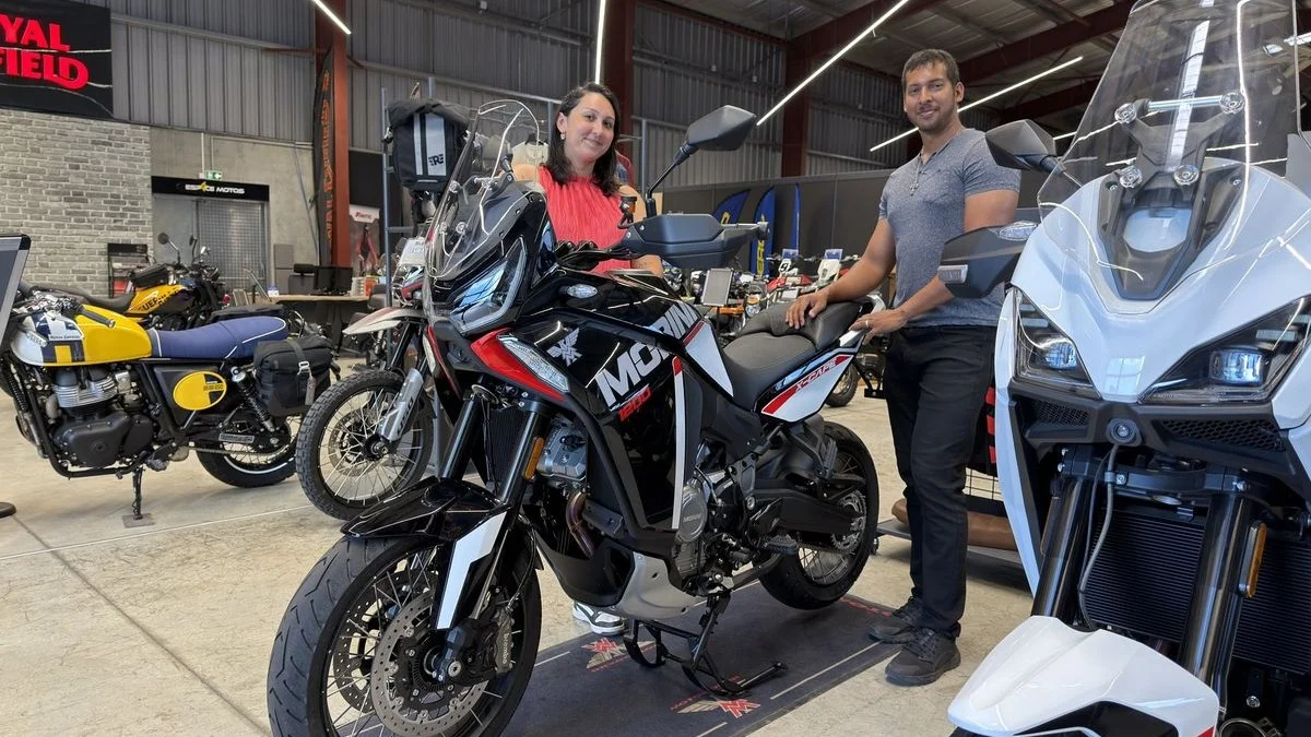 L’équipe Espace Motos présente la Moto Morini X-Cape 1200 au showroom